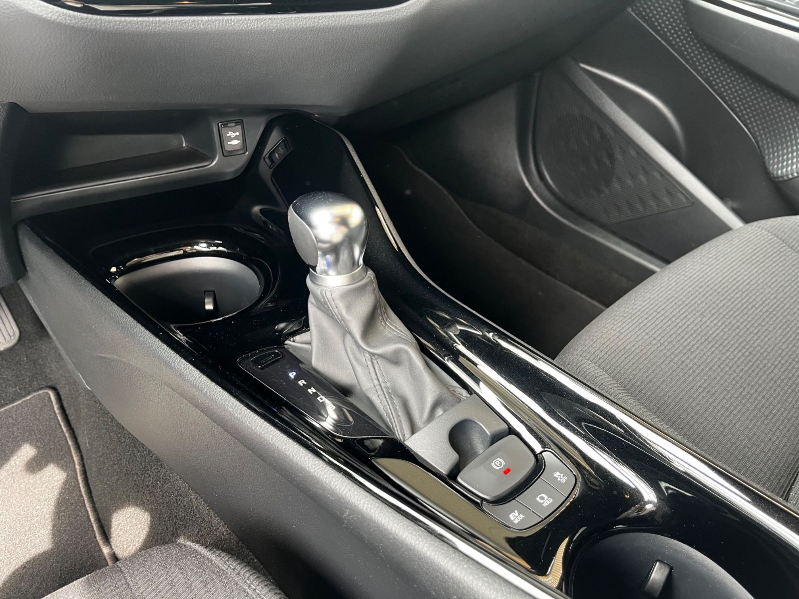 Toyota C-HR Hybrid Style - Samsaru's Car Outlet