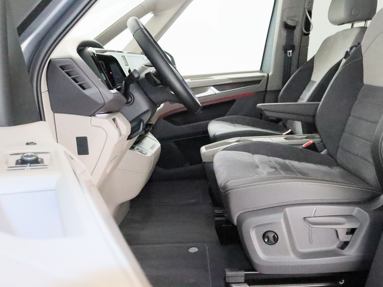 Volkswagen T7 Multivan 2.0 TDI Style - Samsaru's Car Outlet
