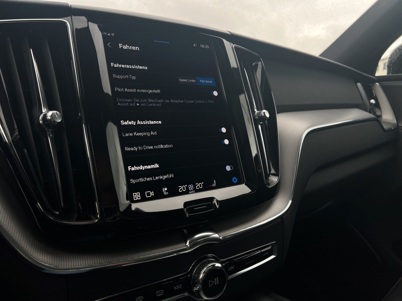Volvo XC60 B4 D AWD R Design - Samsaru's Car Outlet