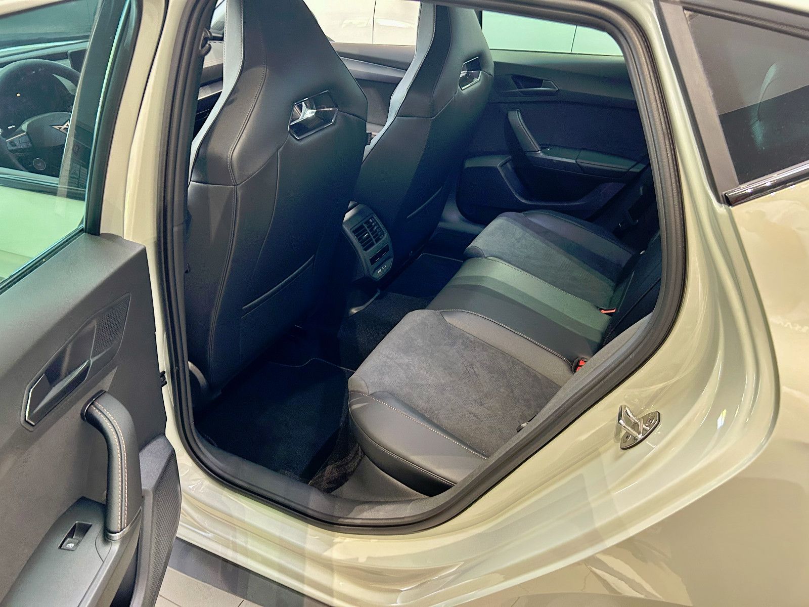 Cupra Leon 1.5 eTSI - Samsaru's Car Outlet