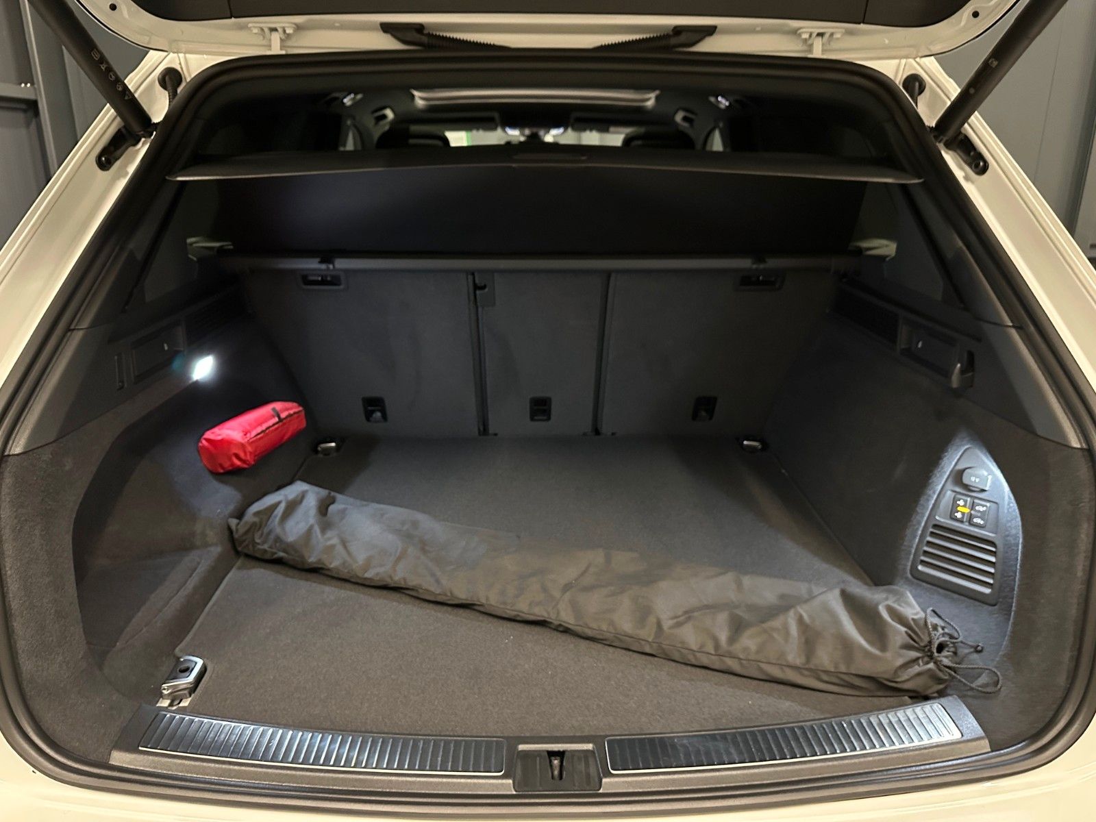 Volkswagen Touareg V6 TDI 4Motion R-Line Black - Samsaru's Car Outlet