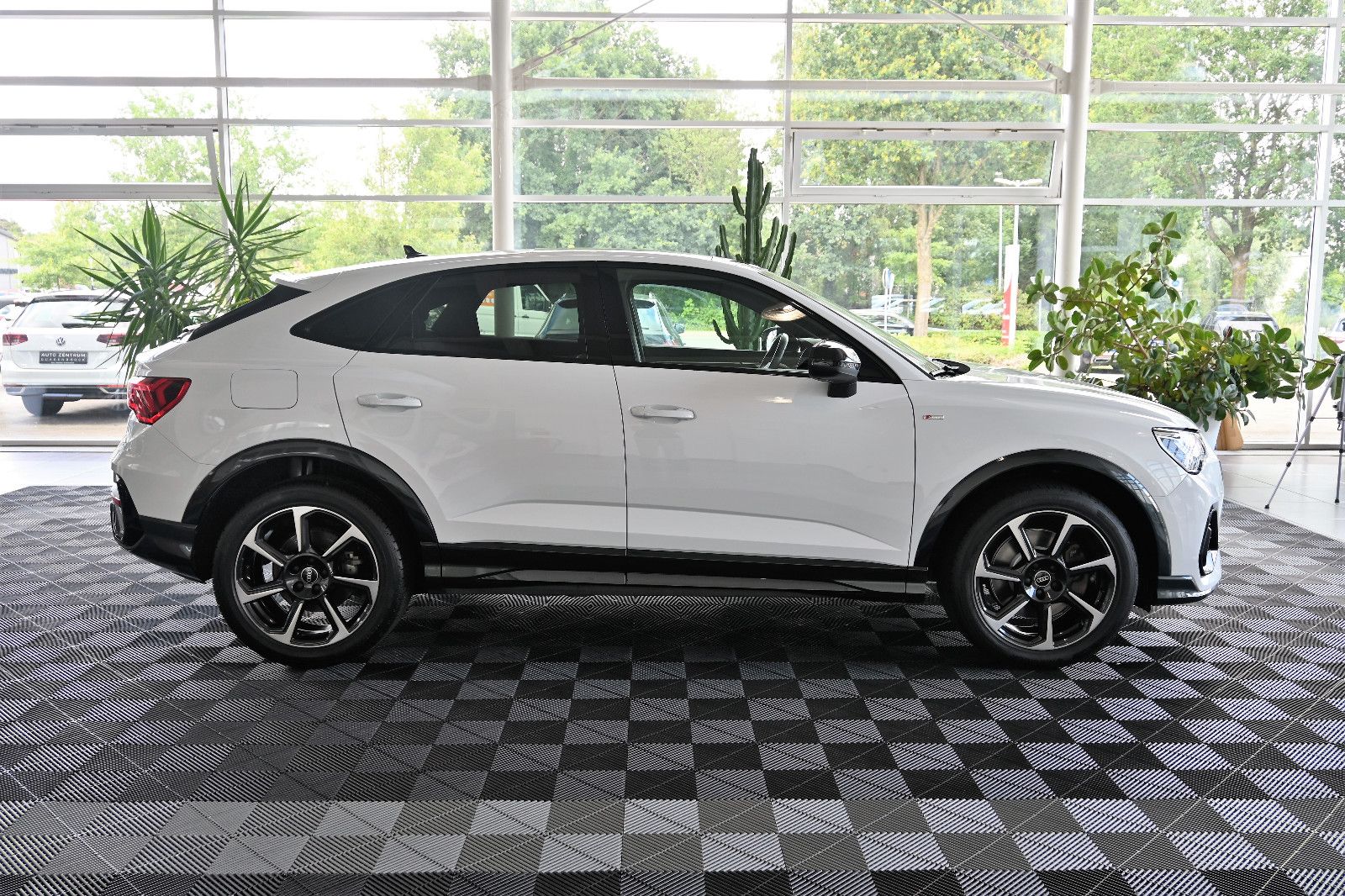 Audi Q3 SB 40 TFSI qu S-Line - Samsaru's Car Outlet