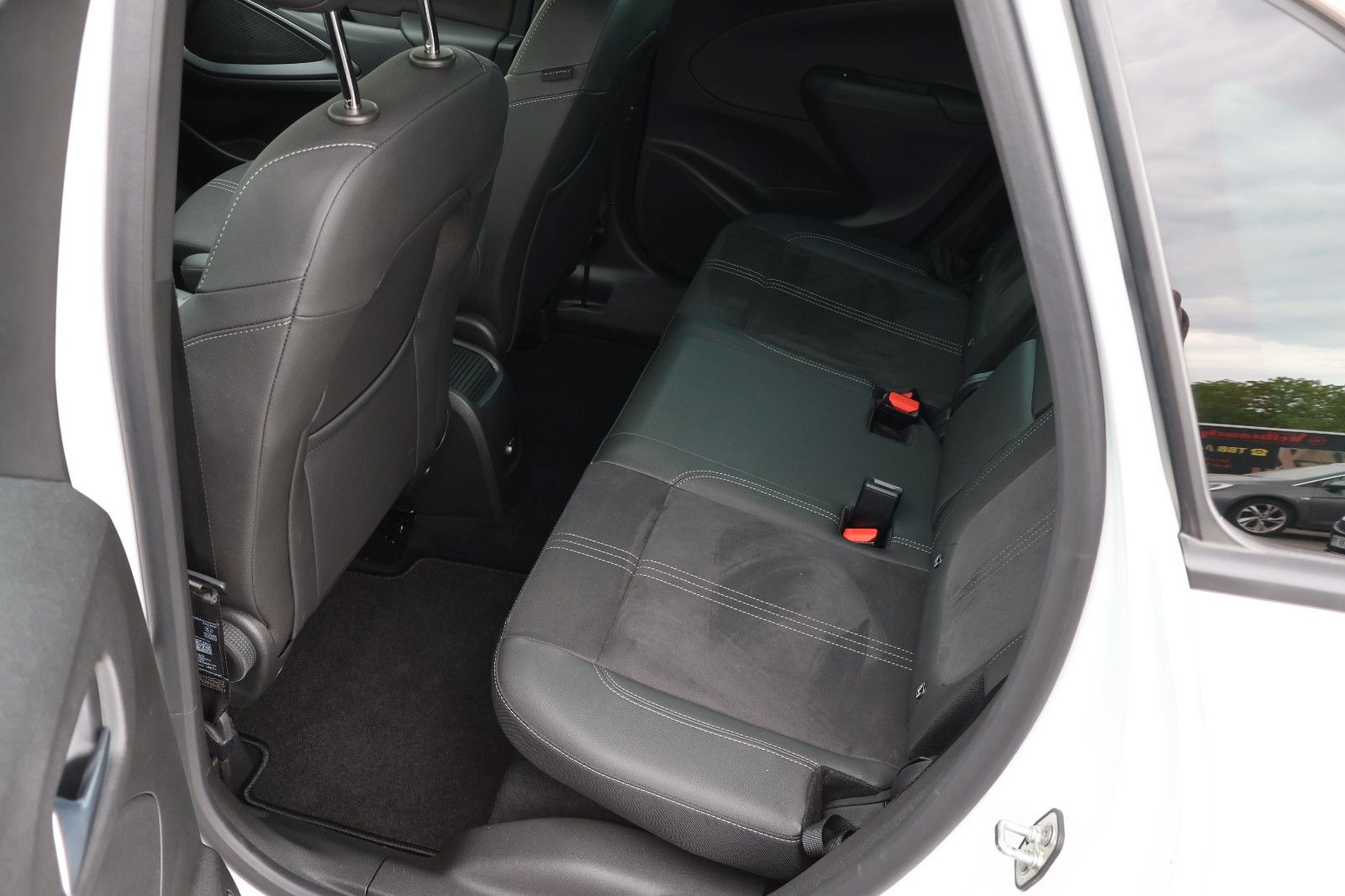 Opel Crossland 1.5 Diesel Ultimate - Samsaru's Car Outlet