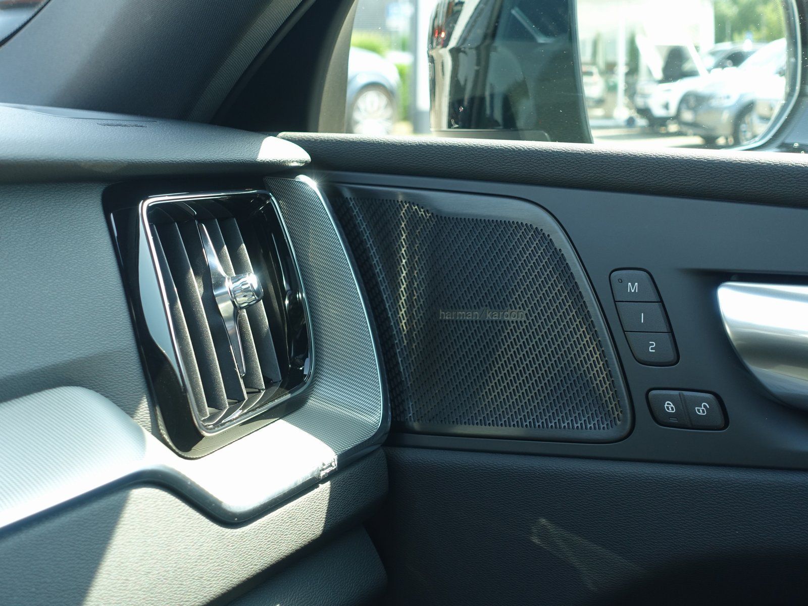 Volvo XC60 B5 AWD Plus - Samsaru's Car Outlet