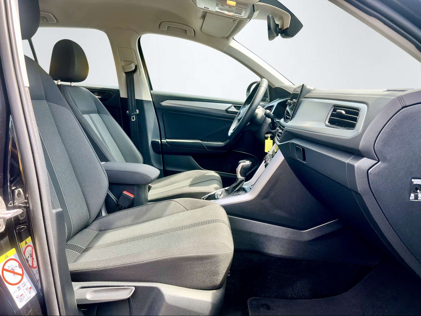 Volkswagen T-Roc LIFE - Samsaru's Car Outlet