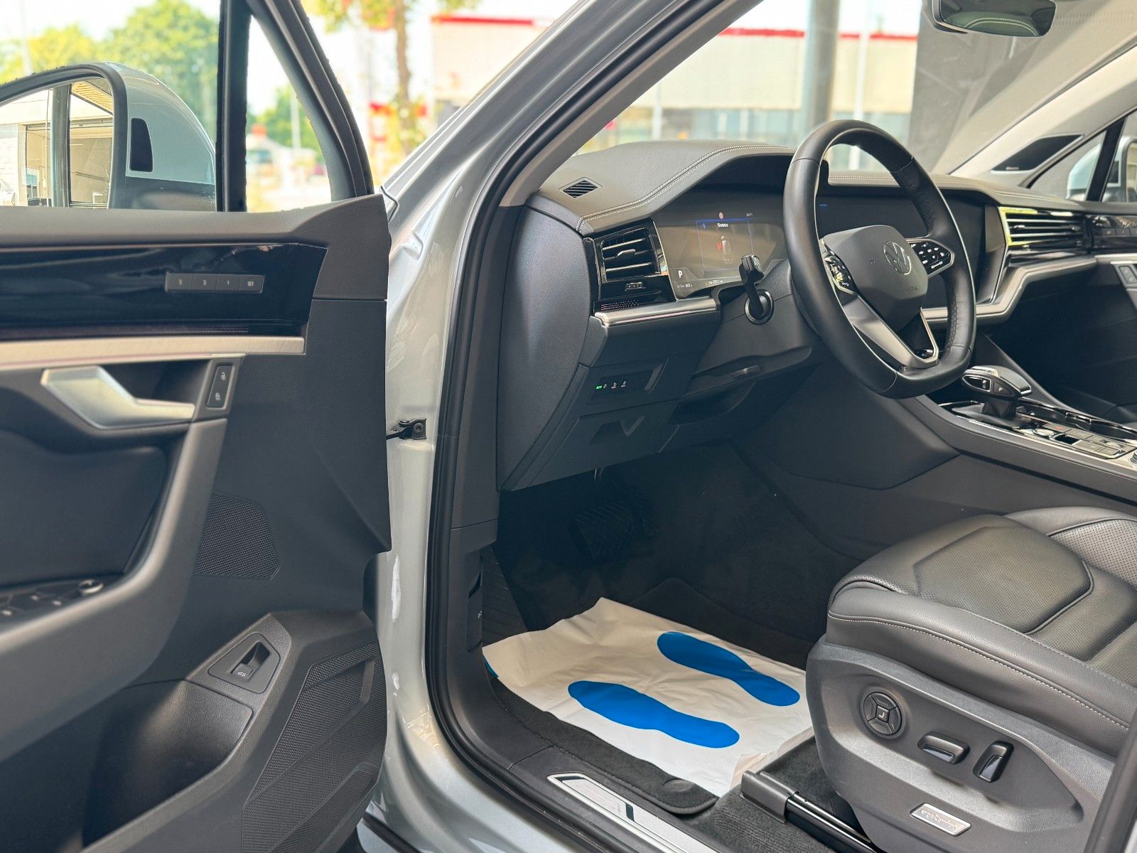 Volkswagen Touareg 3.0TDI Elegance 4Motion - Samsaru's Car Outlet