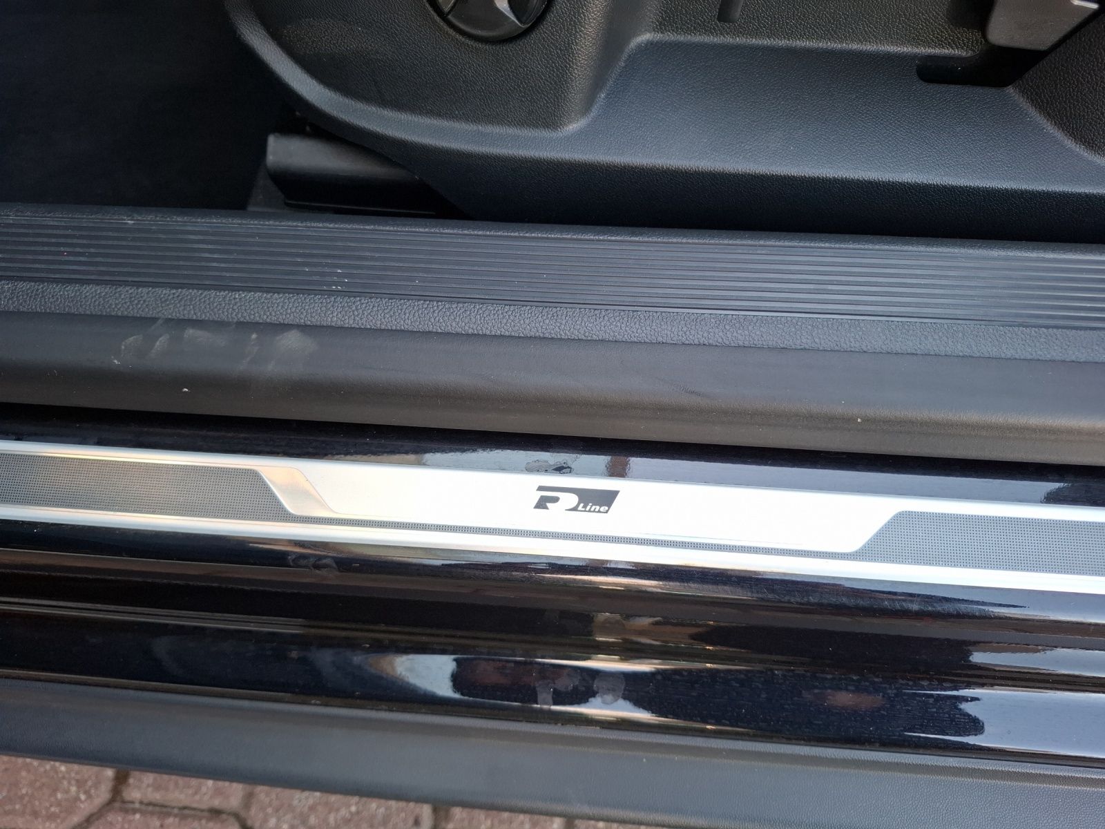 Volkswagen T-Roc TSI R-line DSG - Samsaru's Car Outlet