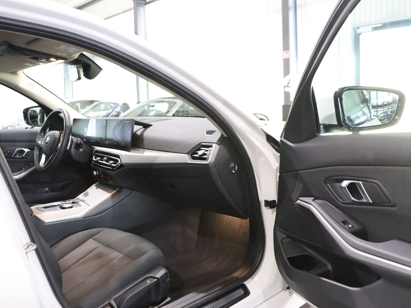 BMW 320d LIMOUSINE xDrive BUSINESS / CURVED / LED