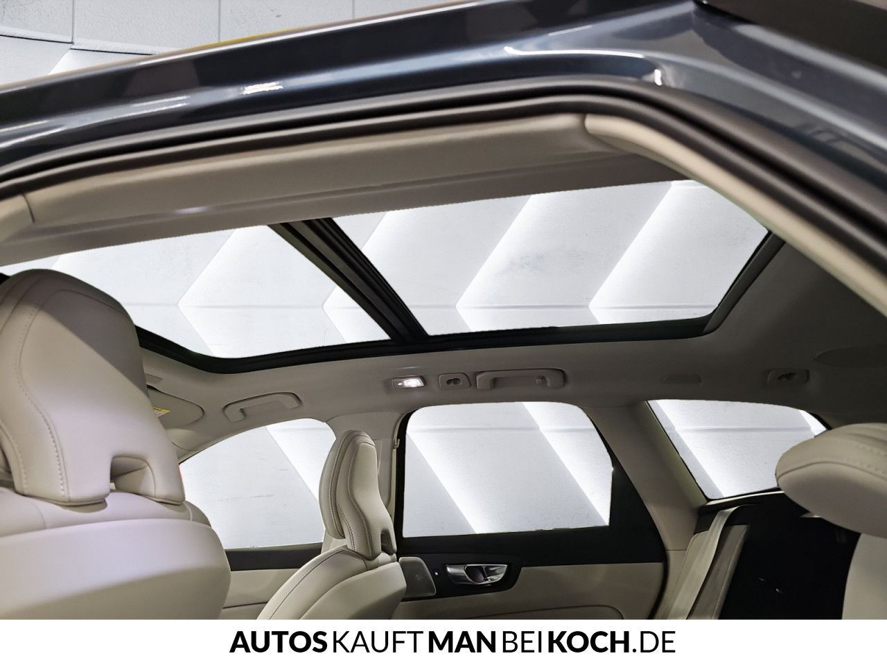 Volvo XC60 T6 AWD Plug-in Hybrid Ultra Dark - Samsaru's Car Outlet