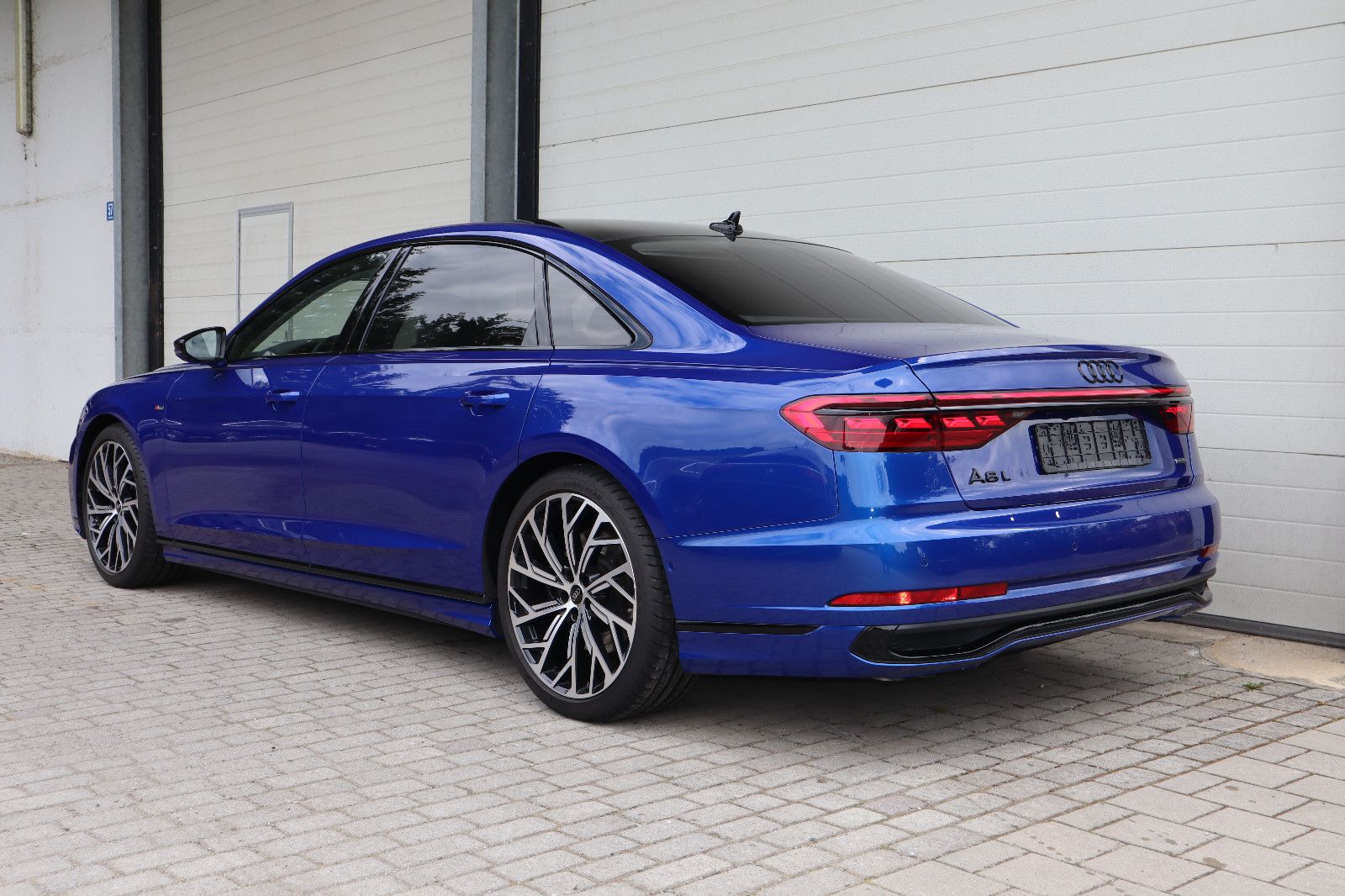 Audi A8L 60 TFSI V8 qu lang exclusive - Samsaru's Car Outlet