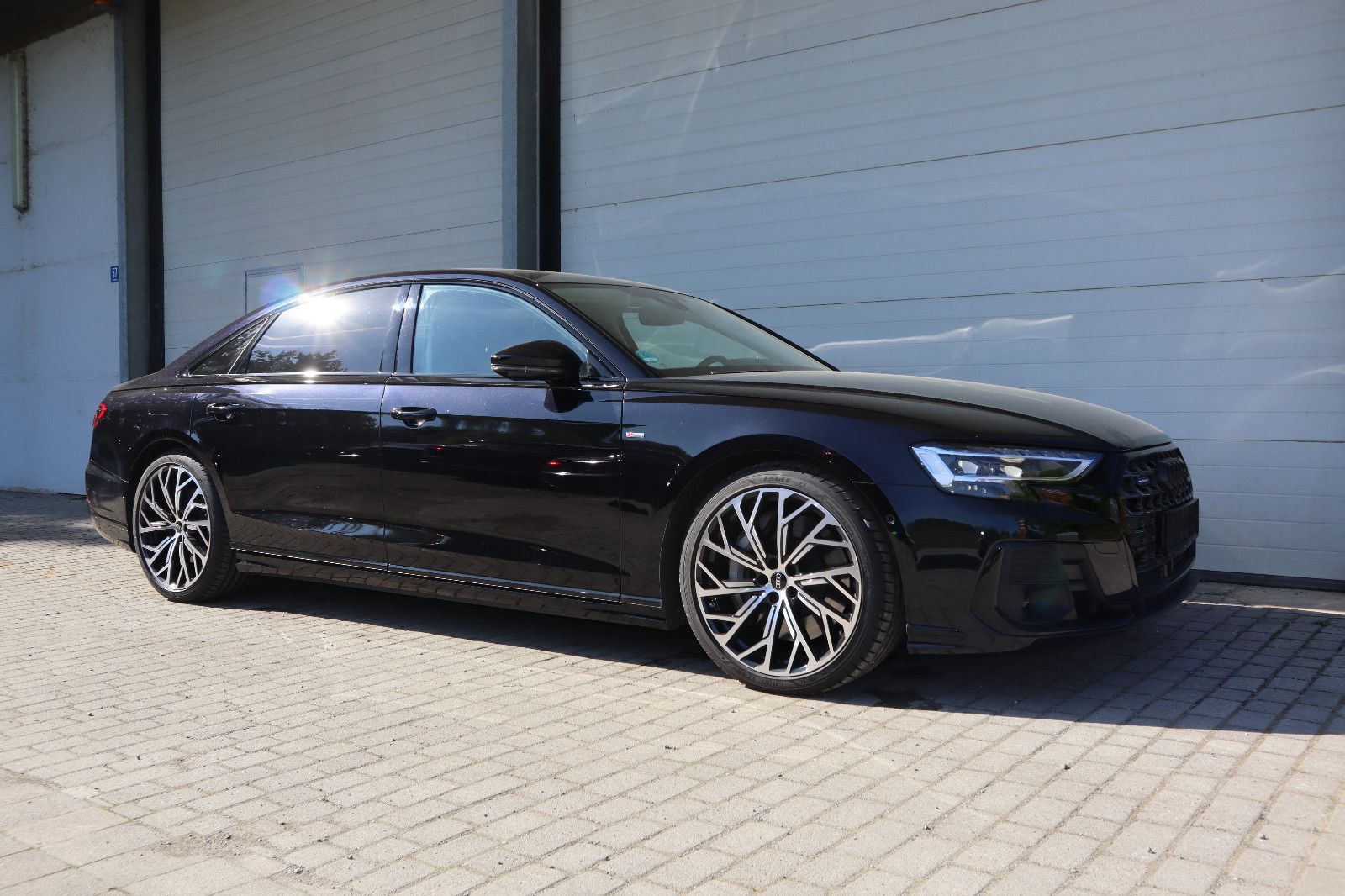 Audi A8L 60 TFSIe lang exclusive M.25/BLACK-P./S-LINE" → "Audi A8L 60 TFSIe lang exclusive S-LINE - Samsaru's Car Outlet