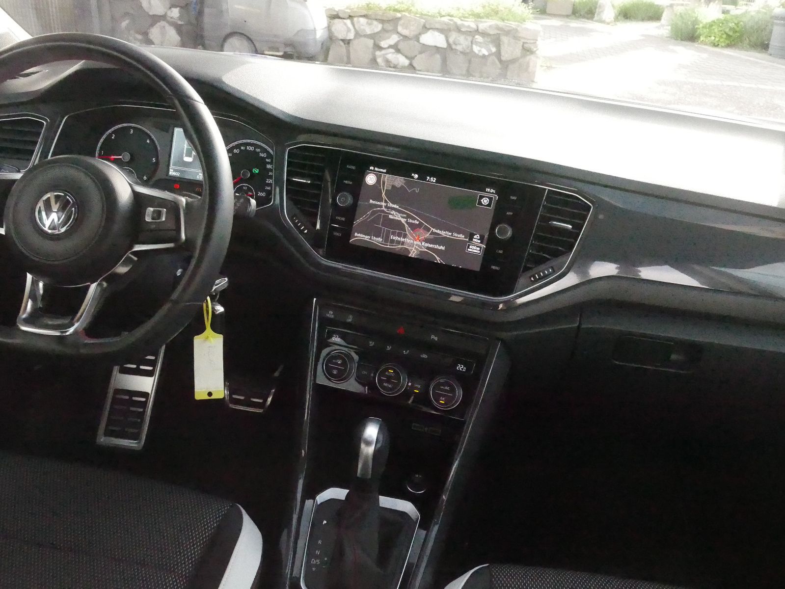 Volkswagen T-Roc Sport - Samsaru's Car Outlet