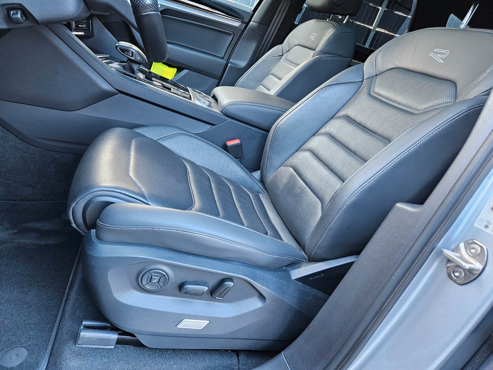 Volkswagen Touareg R-Line 4Motion - Samsaru's Car Outlet