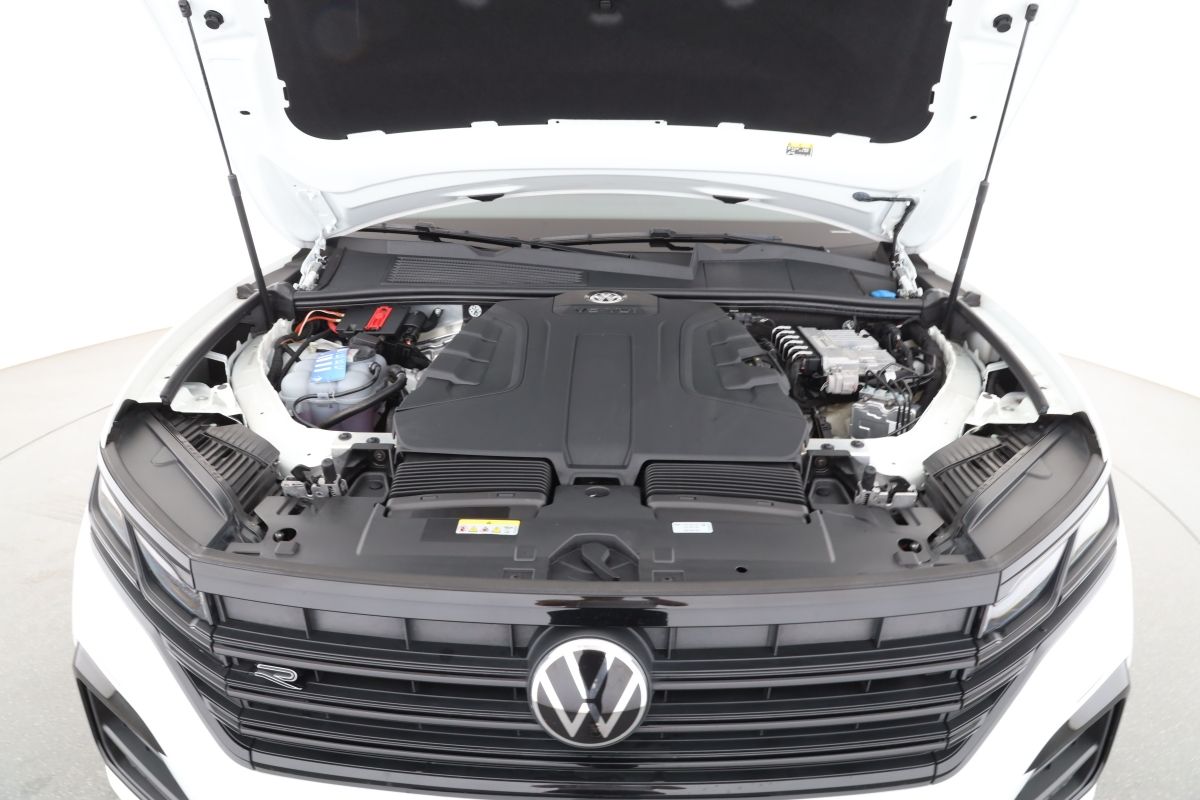 Volkswagen Touareg 3.0 TDI 4MOTION R-Line Black - Samsaru's Car Outlet