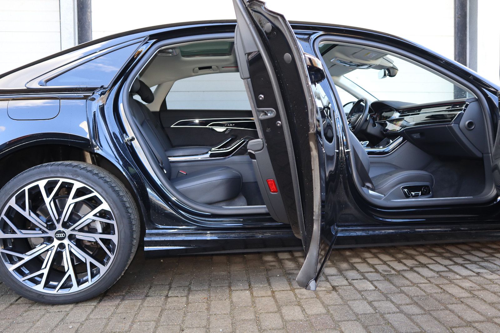 Audi A8L 55 TFSI lang exclusive S-Line - Samsaru's Car Outlet