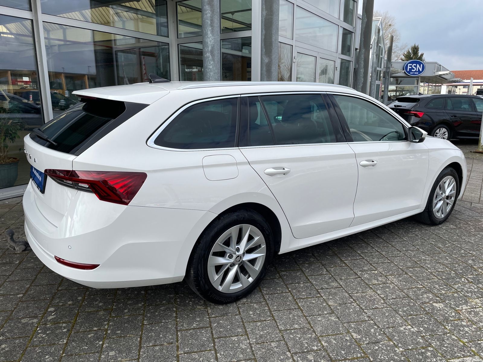 Skoda Octavia Combi 2.0 TDI Style - Samsaru's Car Outlet