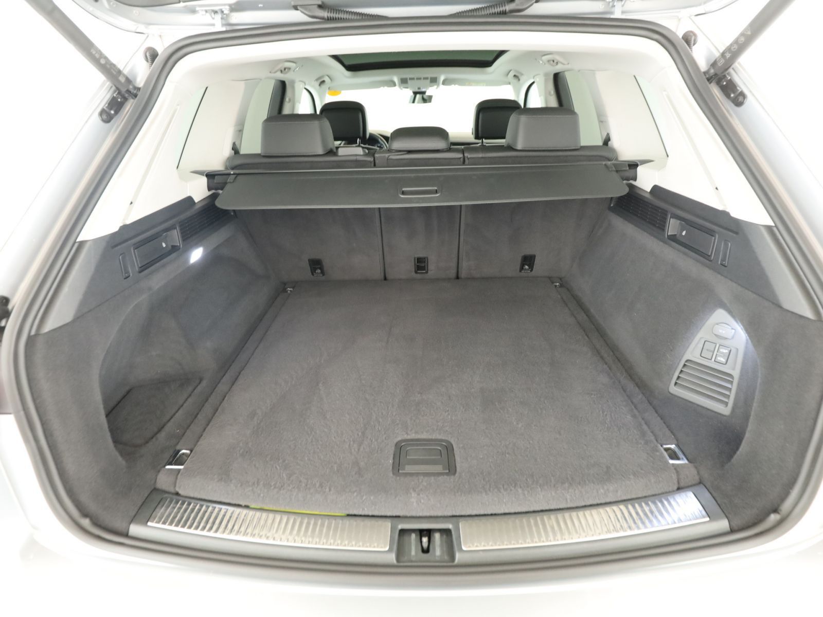 Volkswagen Touareg 3.0 TSIe Elegance 4M - Samsaru's Car Outlet