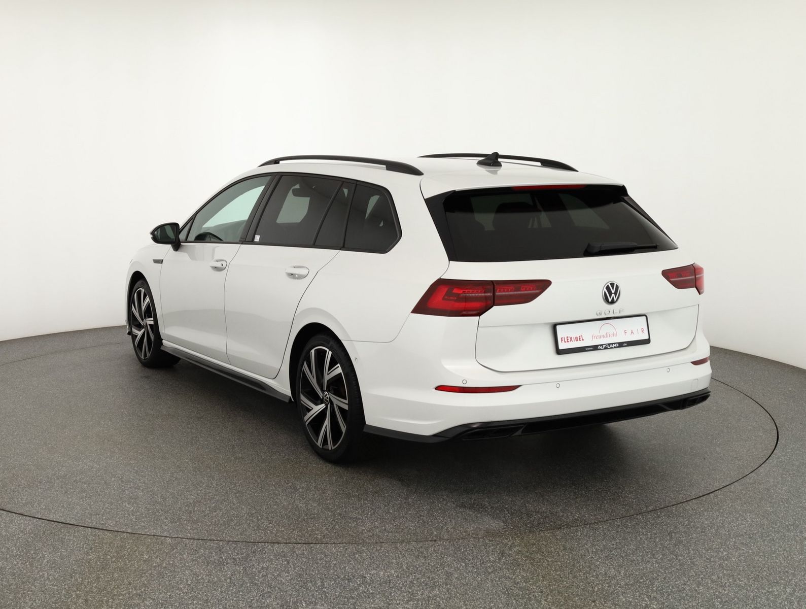 Volkswagen Golf VIII Variant 2.0 TSI DSG R-Line - Samsaru's Car Outlet