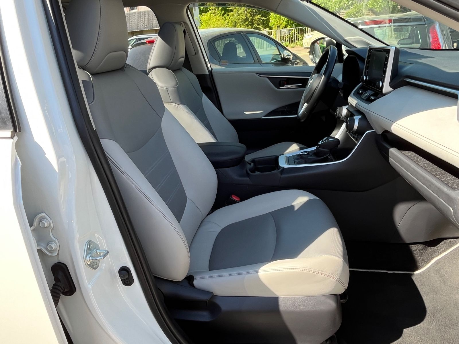 Toyota RAV 4 RAV4 Hybrid 4x4 Lounge - Samsaru's Car Outlet