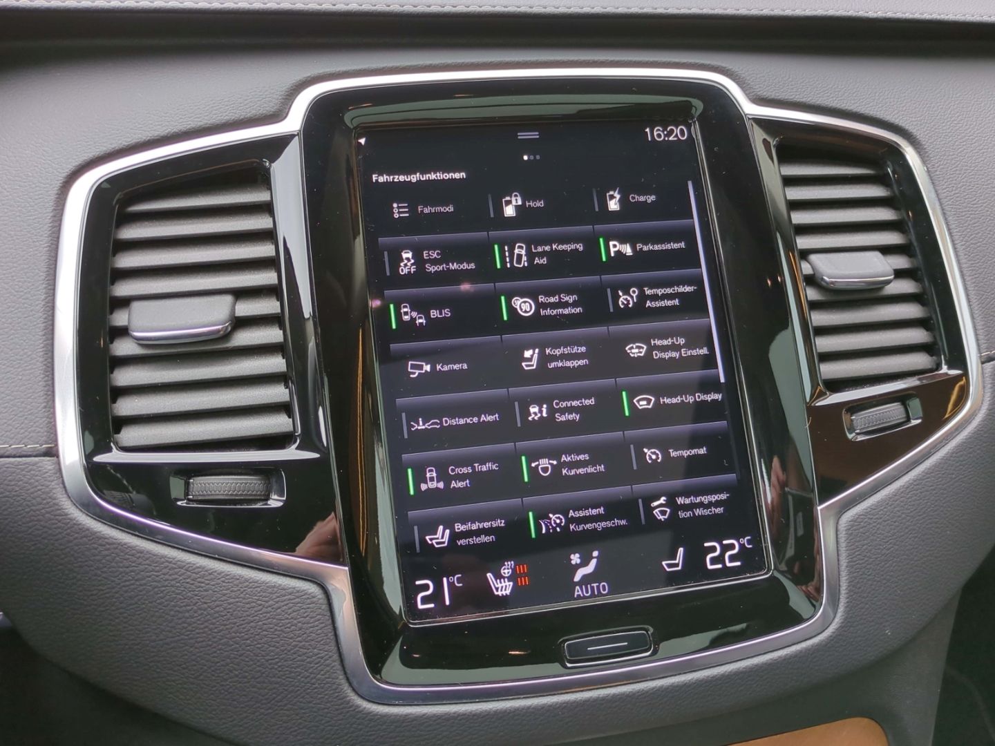 Volvo XC90 Plus Bright Recharge Plug-In Hybrid AWD T8