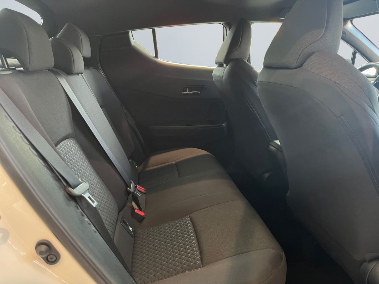 Toyota C-HR 1.8 Hybrid Business-Edition - Samsaru's Car Outlet
