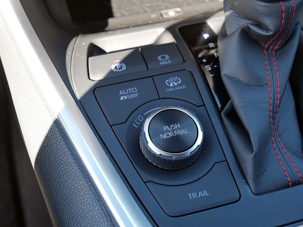 Toyota RAV 4 Plug-in Hybrid 4x4 AHK 1850 KG HUD teampla