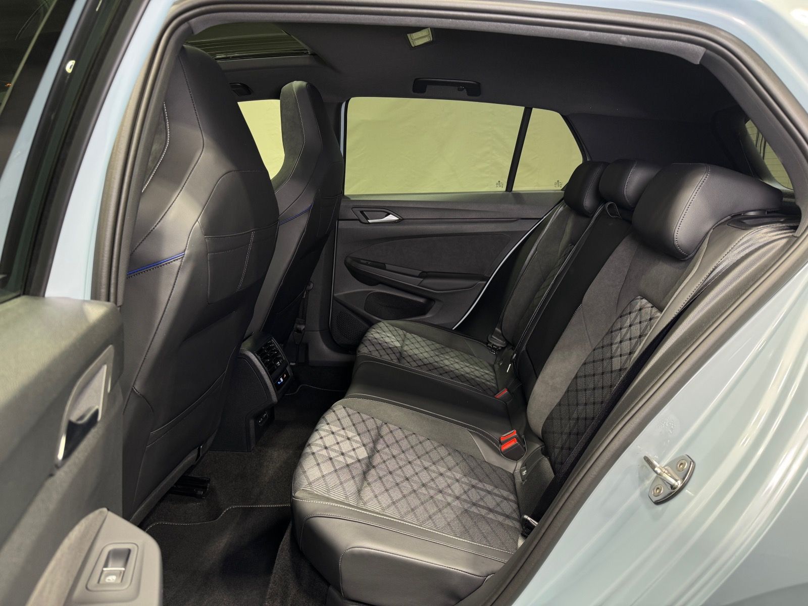 Volkswagen Golf R-Line 1.5 eTSI DSG | MATRIX NAVI PANO AHK