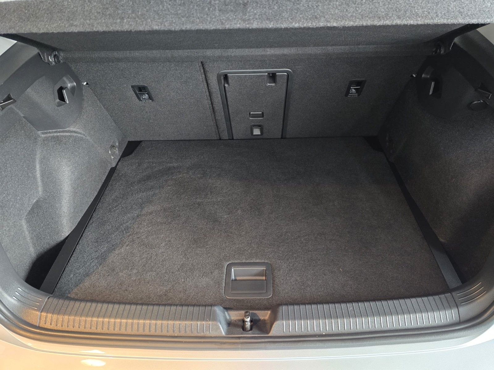 Volkswagen Golf VIII Active - Samsaru's Car Outlet