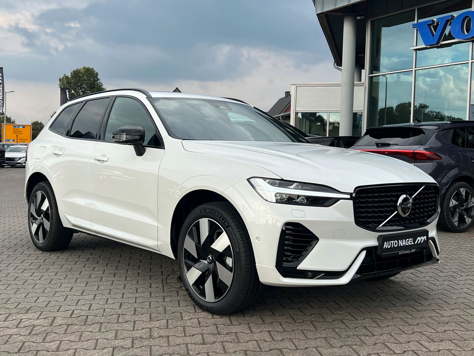 Volvo XC60 T6 Plus Dark PANO|AHK|FLED|20"|MEMORY|360°|