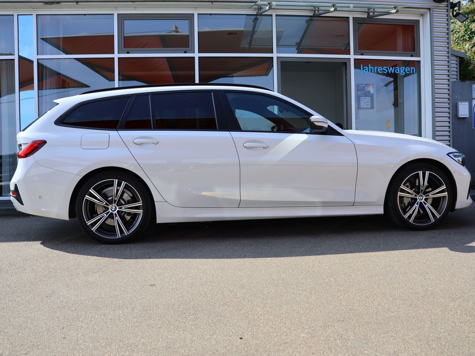 BMW 330 e Touring Advantage - Samsaru's Car Outlet