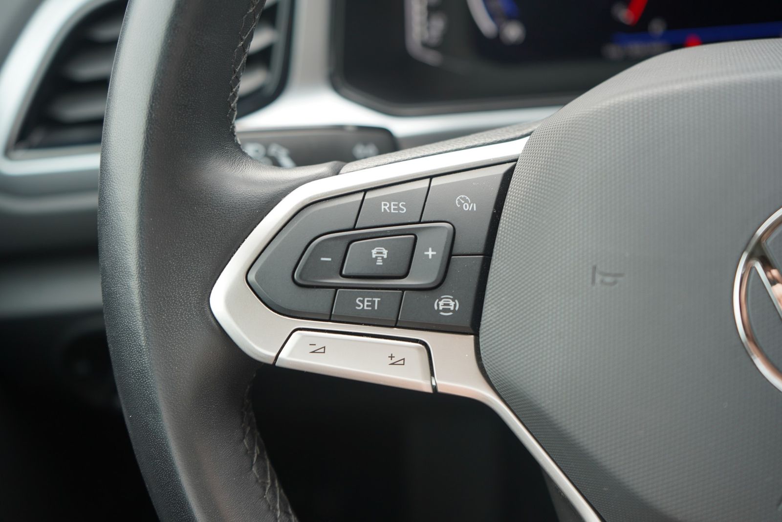 Volkswagen T-Roc 1.0 TSI Life - Samsaru's Car Outlet
