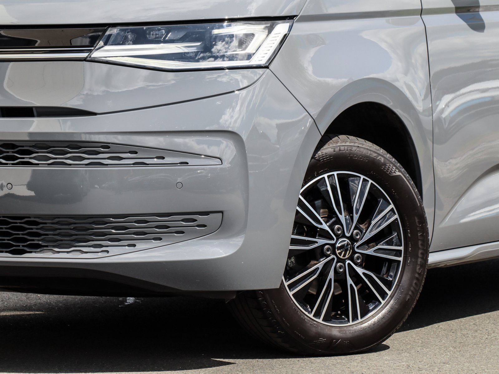 Volkswagen T7 Multivan 1.5 TSI DSG Life - Samsaru's Car Outlet