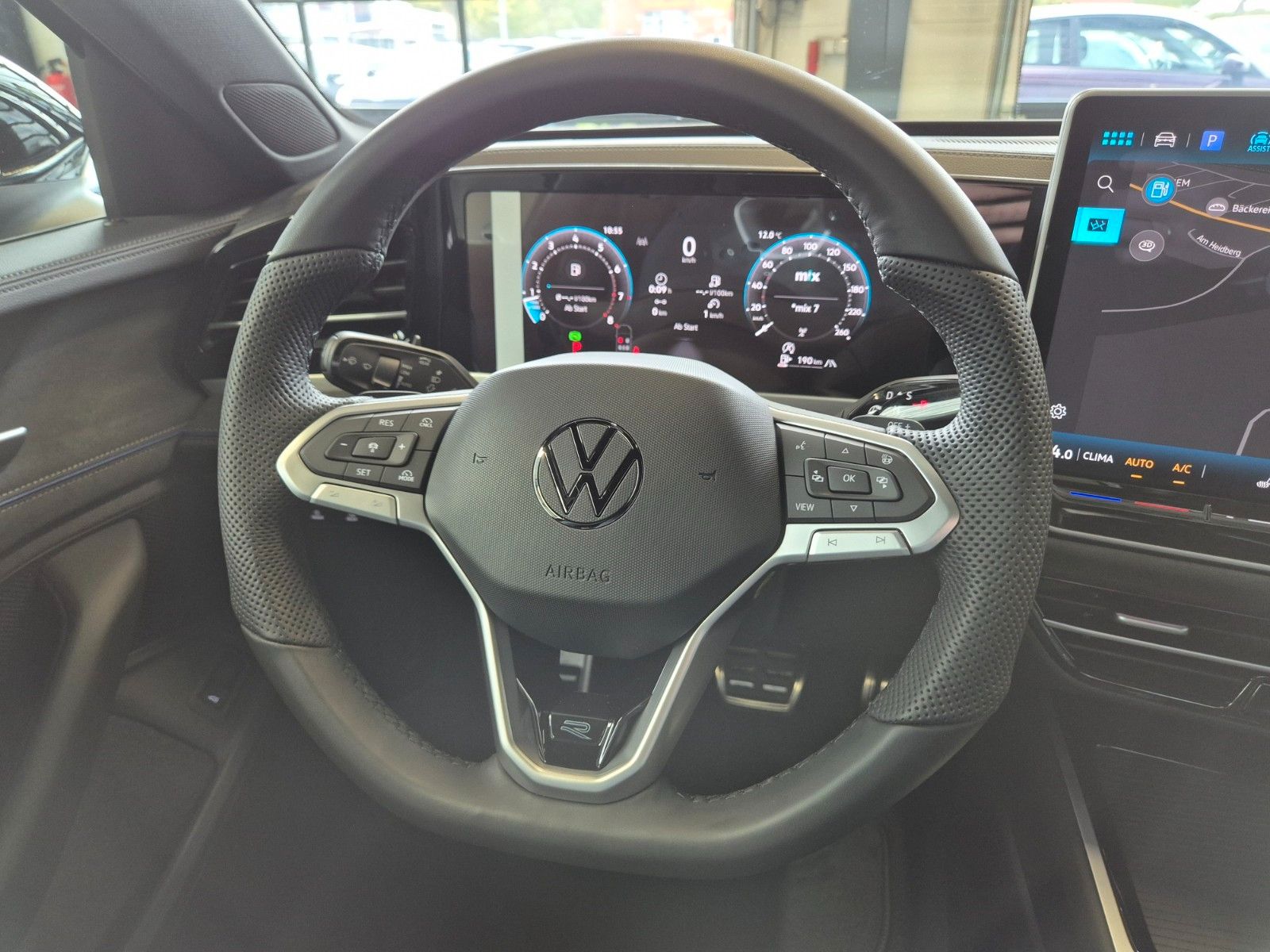 Volkswagen PASSAT VARIANT 2.0 TSI 4M R-LINE IQ PANO HUD AHK