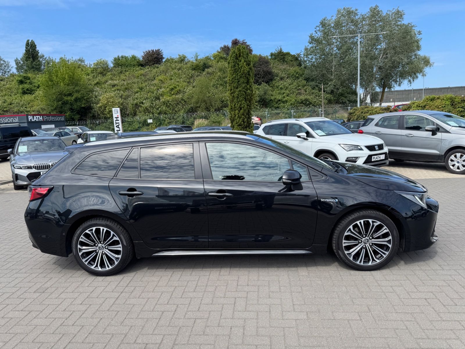 Toyota Corolla Touring Sports Hybrid Club - Samsaru's Car Outlet