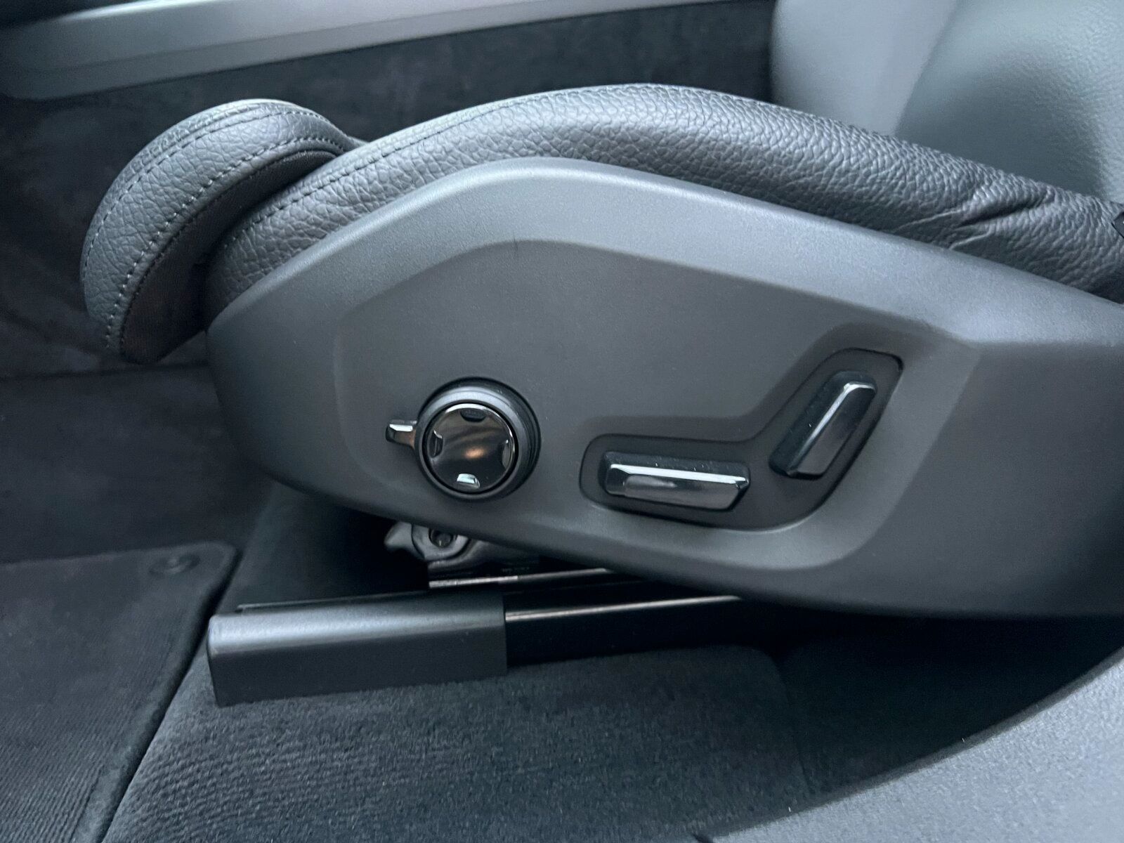 Volvo XC60 T6 Plus Dark AHK|PANO|FLED|360CAM|20"|