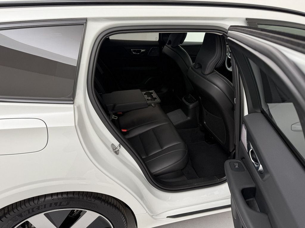 Volvo V60 T6 Ultra Dark Recharge Plug-In Hybrid AWD