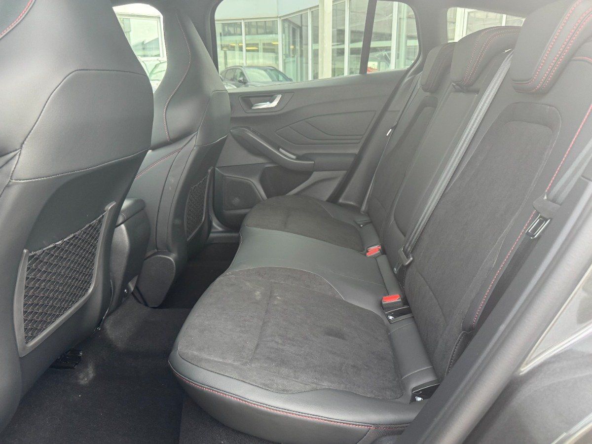 Ford Focus Turnier ST X *LED*Navi*Fahrer-Assistenzpak