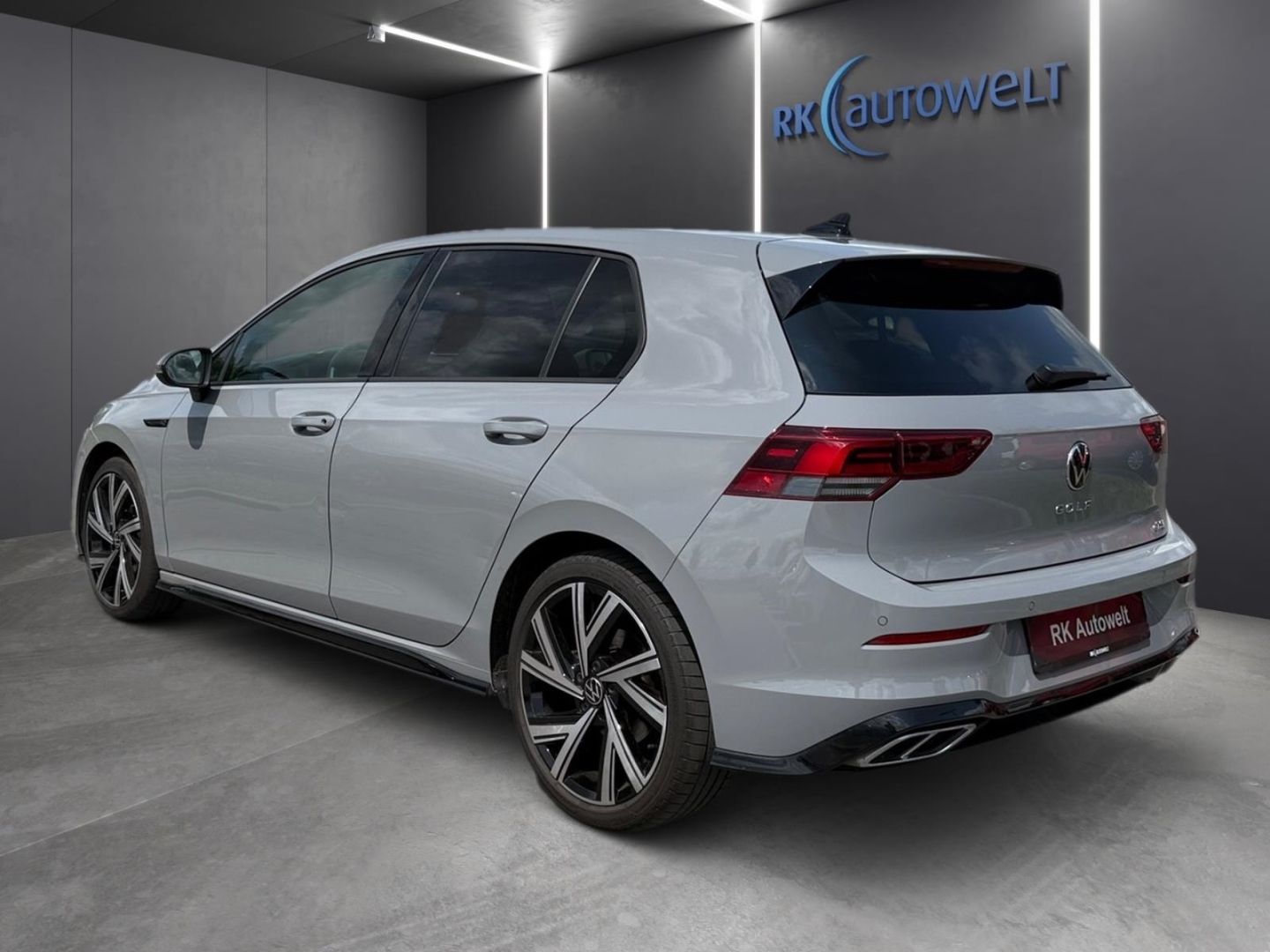 Volkswagen Golf 8 VIII R-Line 1.5 eTSI - Samsaru's Car Outlet