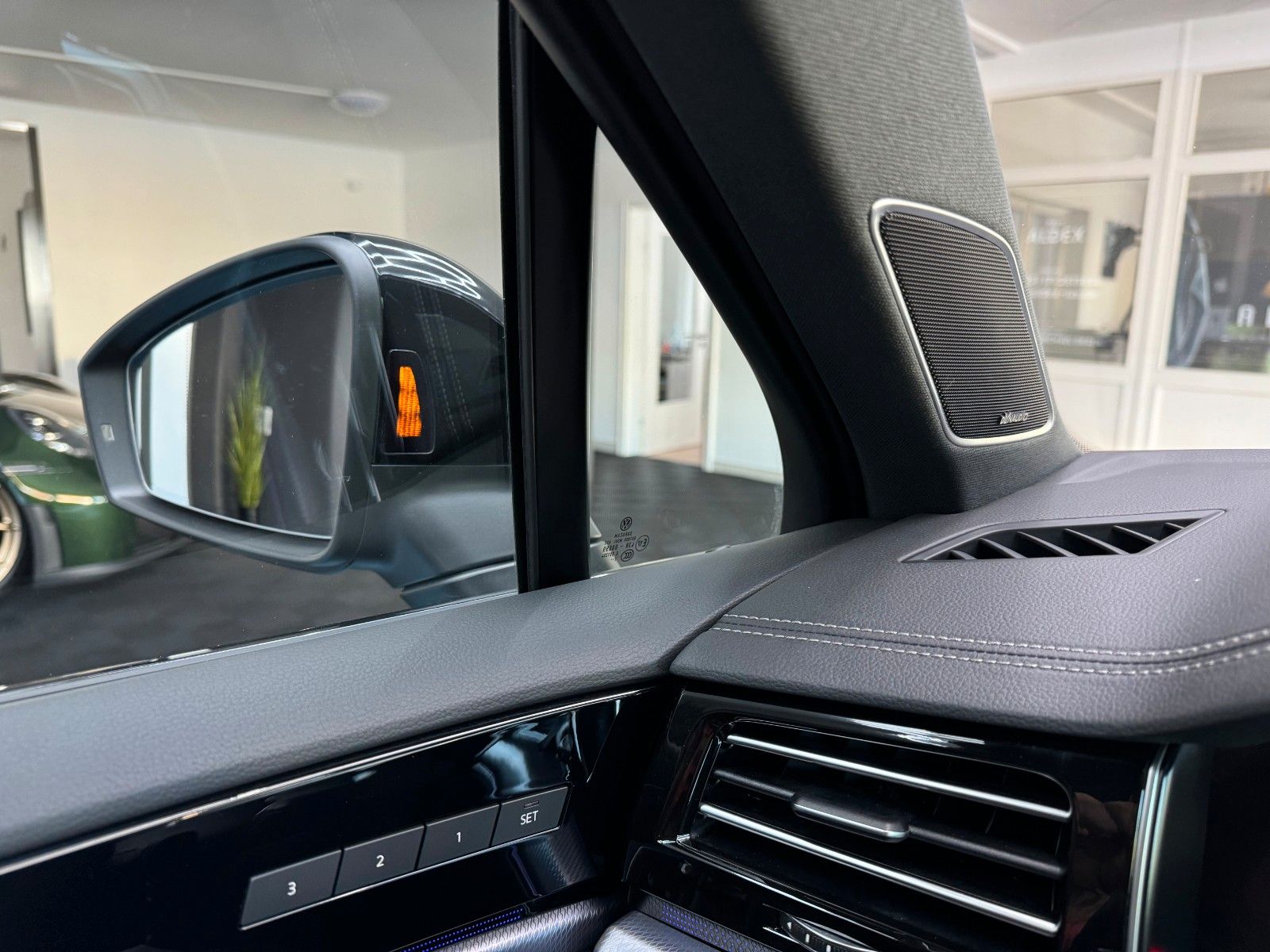 Volkswagen R-Line - Samsaru's Car Outlet
