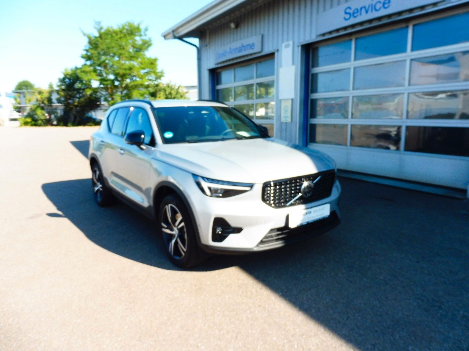 Volvo XC 40 B4 Plus Dark - Samsaru's Car Outlet