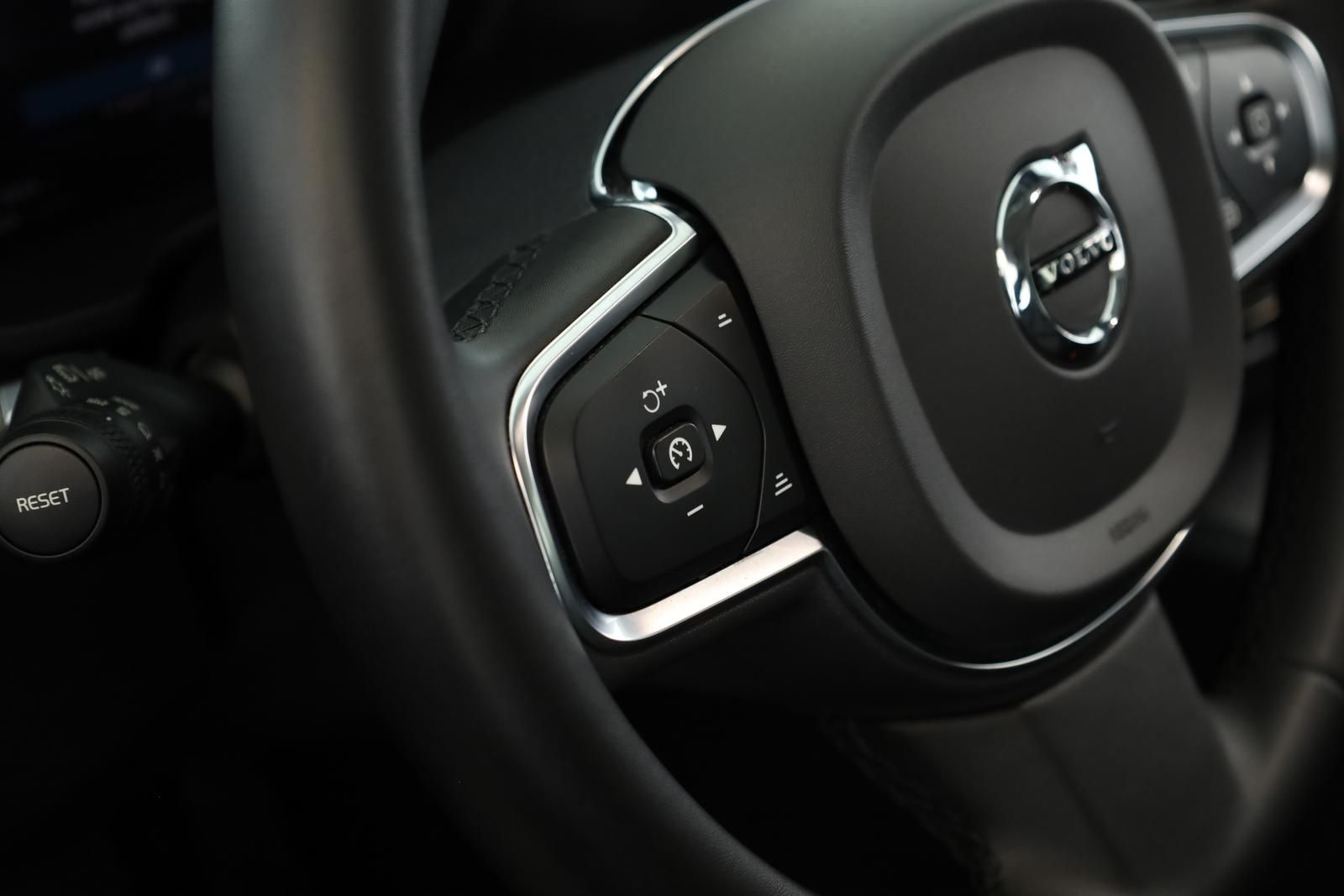 Volvo XC60 Recharge T6 AWD Core Pano Kam STHZ 20" AHK