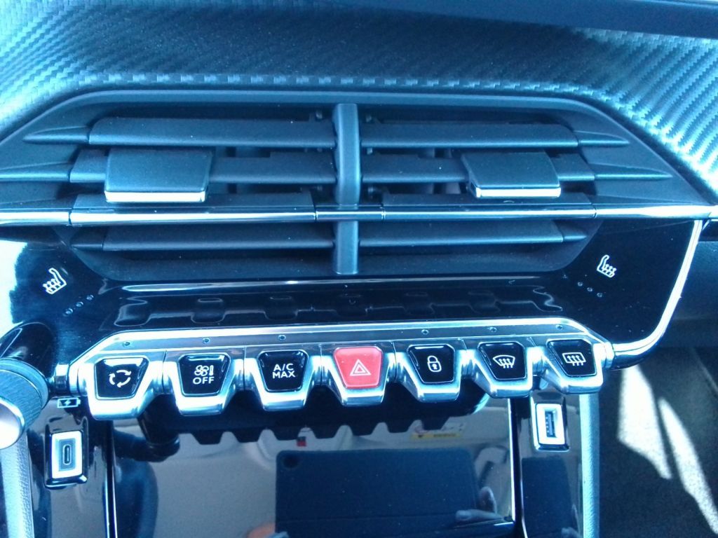 Peugeot 2008 Elektro Allure - Samsaru's Car Outlet