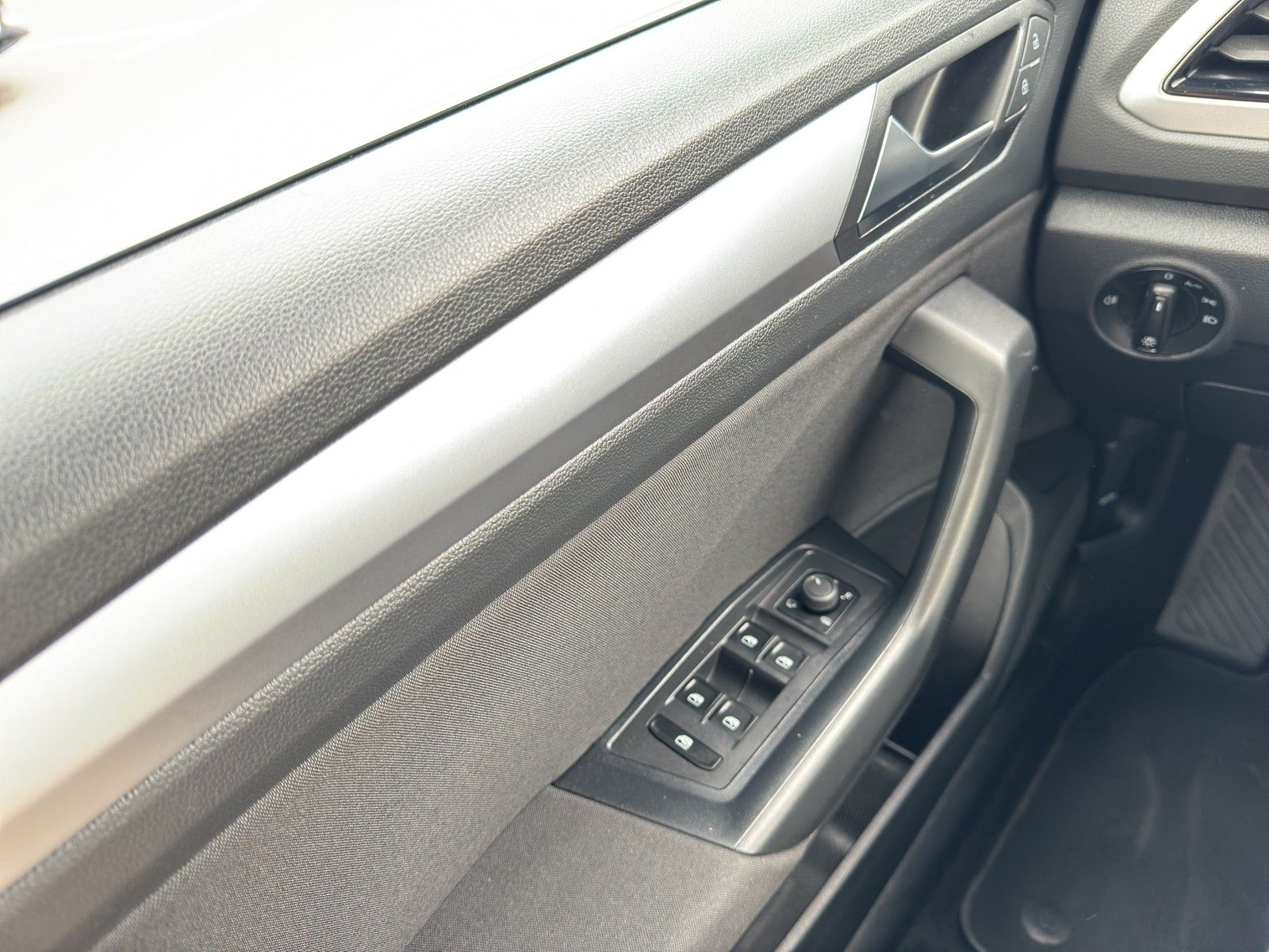 Volkswagen T-Roc 1.5TSI DSG Life - Samsaru's Car Outlet
