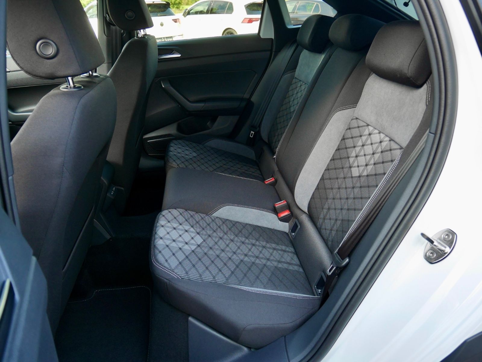 Volkswagen Taigo 1.5 TSI DSG R-Line - Samsaru's Car Outlet