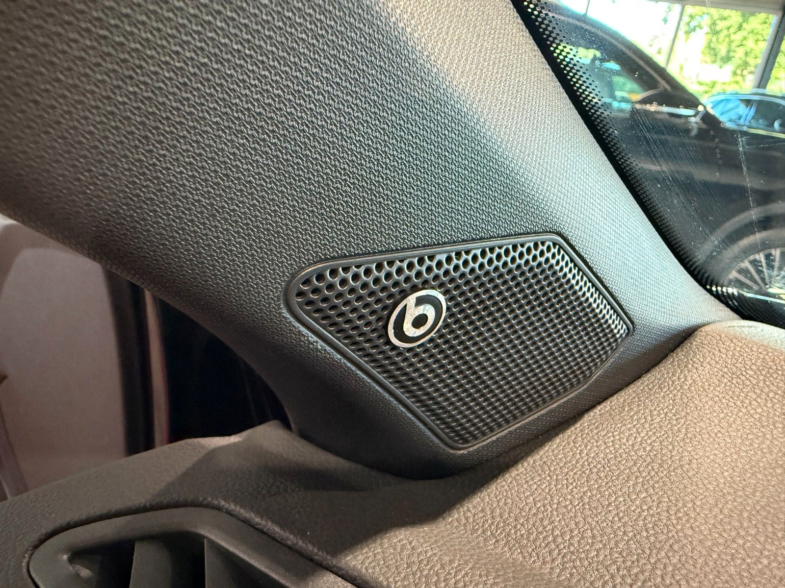 Volkswagen T-Roc R-Line - Samsaru's Car Outlet
