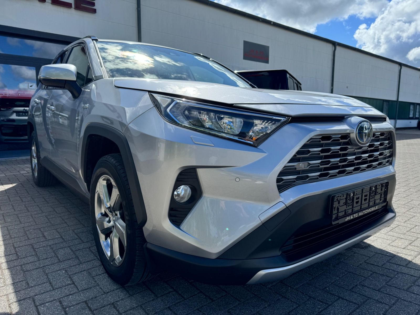 Toyota RAV4 Hybrid 4x2 - Samsaru's Car Outlet