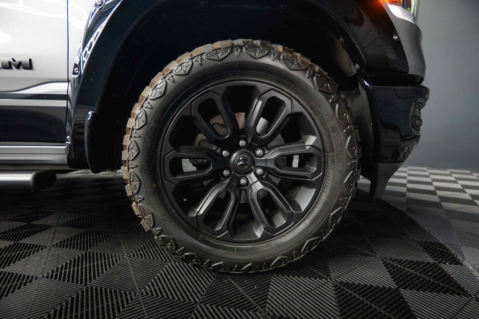 Dodge RAM 5.7 V8 HEMI 4x4 OFFROAD Night PUNISHER 19%