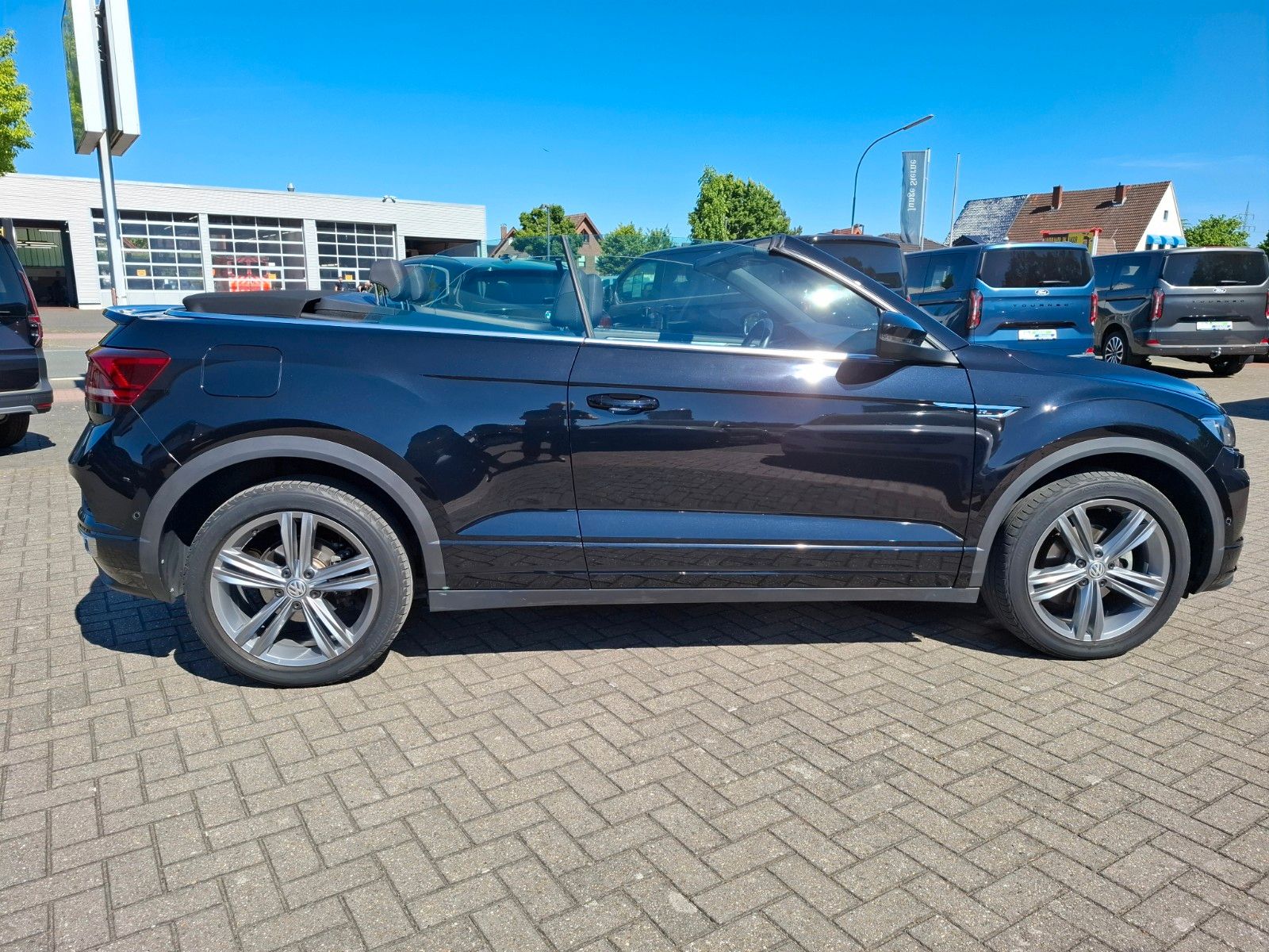 Volkswagen T-Roc R-Line - Samsaru's Car Outlet
