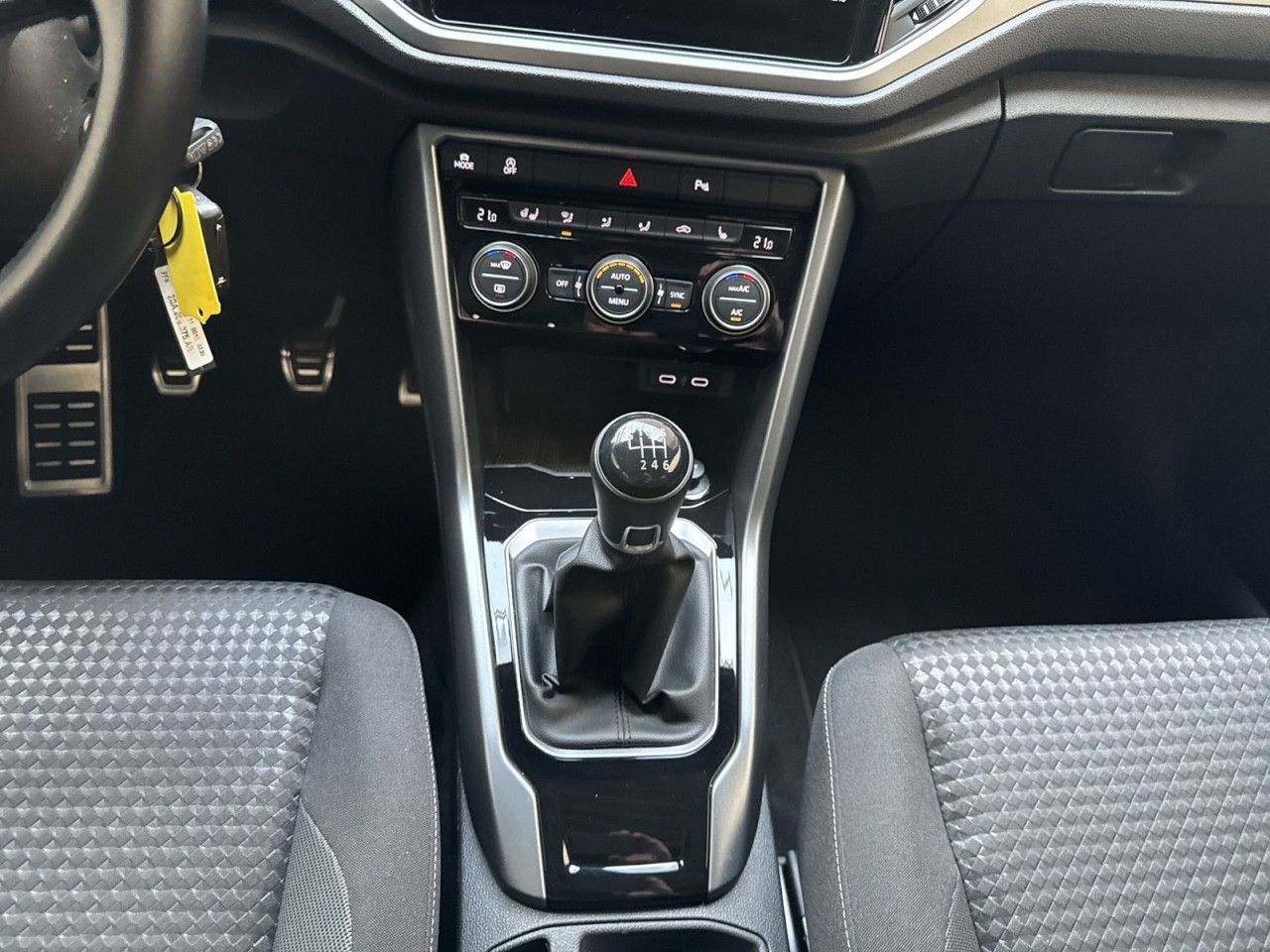 Volkswagen T-Roc 1.5 TSI Active - Samsaru's Car Outlet