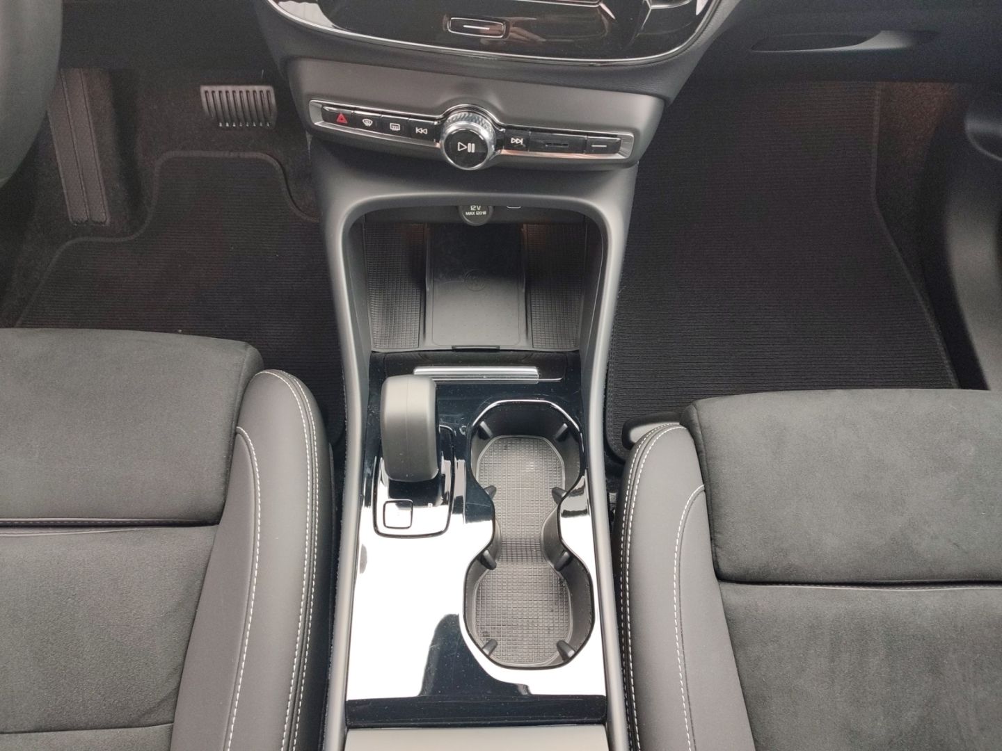 Volvo XC40 Pure Electric StHZG AHK Navi RFK Klimaaut S